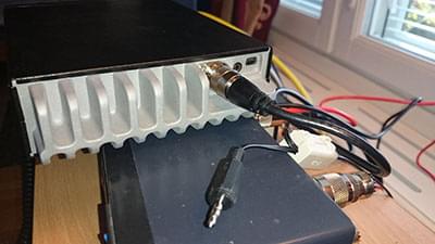 Anytone AT-6666:n takapuoli. Jäähdytysrima, UHF- ja lisäkaiutinliitin sekä Mini USB -liitin radion ohjelmointiin.